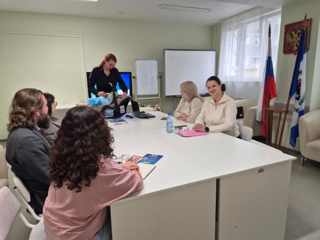 Безопасность с первых дней: в школе будущих родителей автоинспекторы рассказали, как правильно перевозить ребенка Безопасность с первых дней: в школе будущих родителей автоинспекторы рассказали, как правильно перевозить ребенка