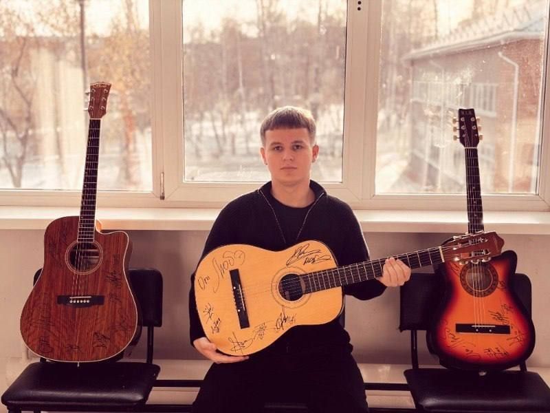 #нампишут. Иркутский школьник организовал необычную акцию в поддержку участников СВО Ученик 11-го класса школы № 30 Иркутска Богдан Вознюк организовал сбор акустических гитар для бойцов #нампишут. Иркутский школьник организовал необычную акцию в поддержку участников СВО Ученик 11-го класса школы № 30 Иркутска Богдан Вознюк организовал сбор акустических гитар для бойцов