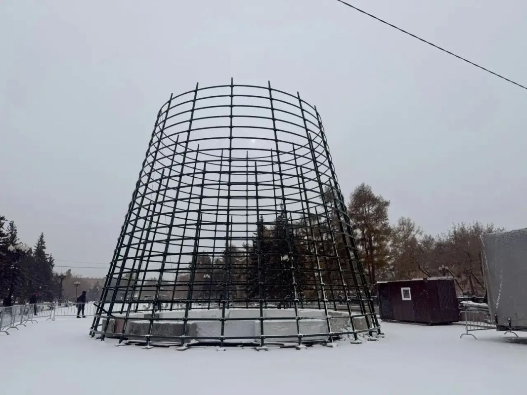 В сквере Кирова уже начали устанавливать главную городскую елку