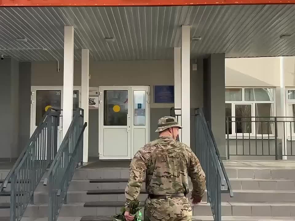 Трогательная встреча бойца СВО с дочерью произошла в школе Советского района Красноярска
