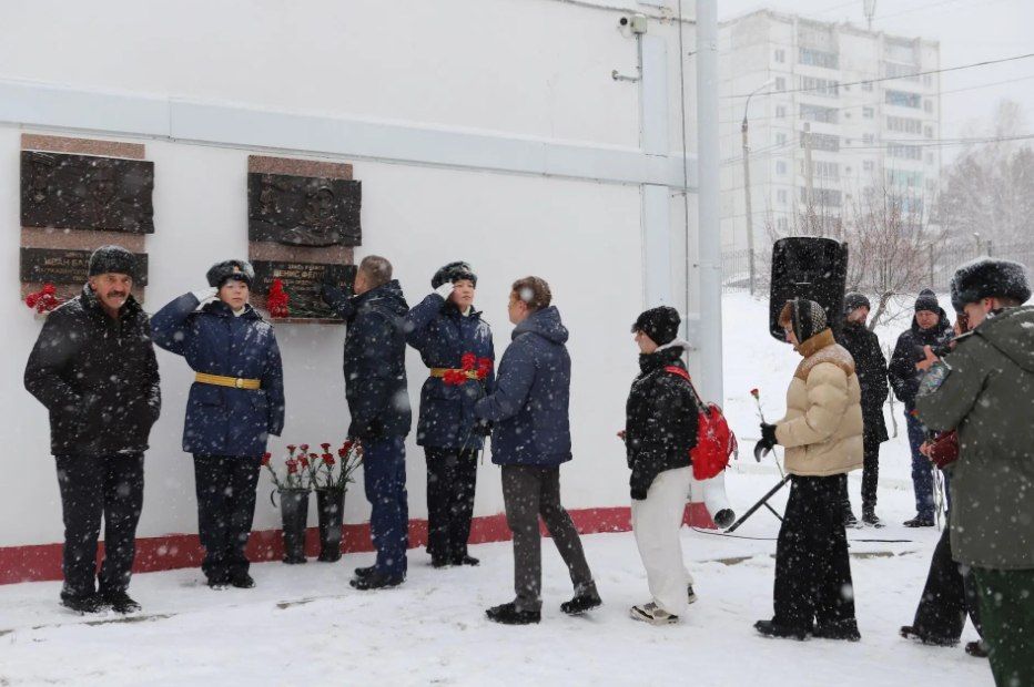В Иркутске открыли мемориальную доску кавалеру ордена Мужества Денису Федулову В Иркутске открыли мемориальную доску кавалеру ордена Мужества Денису Федулову