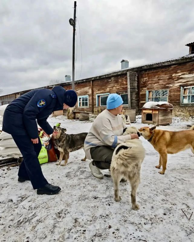Полицейские Усть-Кута посетили приют "Добрый друг" для бездомных собак