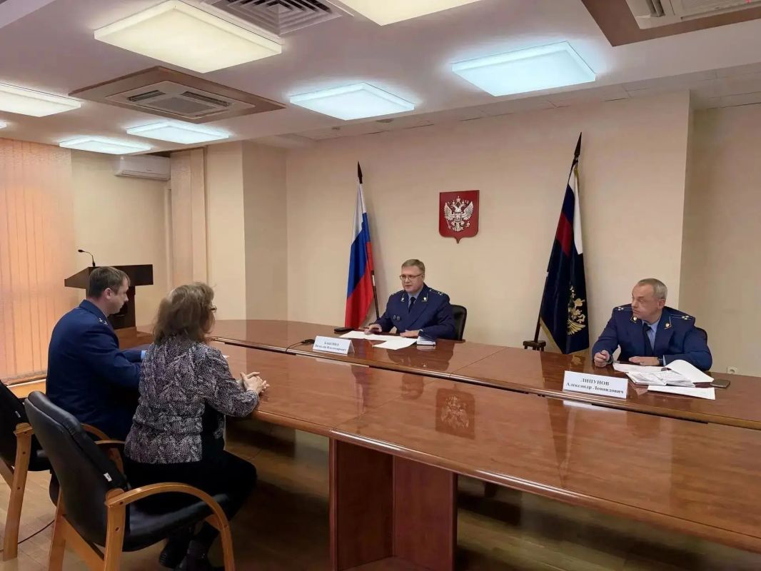 Первый заместитель прокурора области Бабенко В.В. в рамках работы мобильной приемной провел тематический личный прием граждан по социально значимым вопросам Первый заместитель прокурора области Бабенко В.В. в рамках работы мобильной приемной провел тематический личный прием граждан по социально значимым вопросам