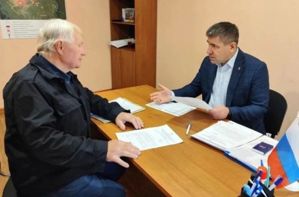 Жильцы одного из многоквартирных домов по Ленинскому проспекту Усолья-Сибирского обратились за помощью к депутату областного парламента Максиму Петрову