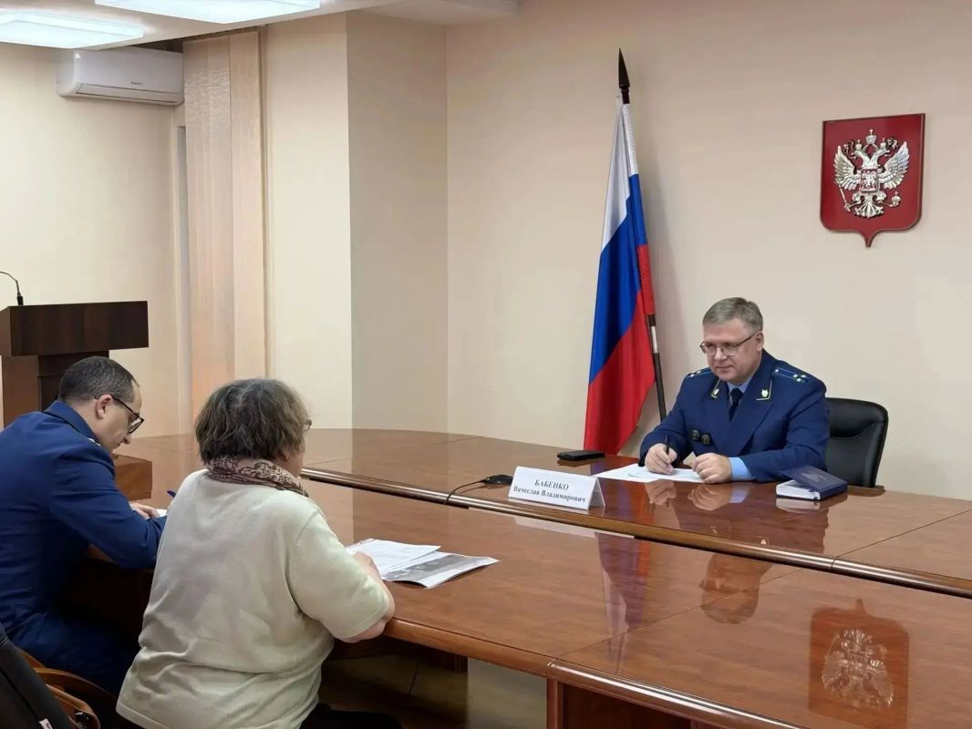 Первый заместитель прокурора области Бабенко В.В. в рамках работы мобильной приемной провел тематический личный прием граждан по социально значимым вопросам