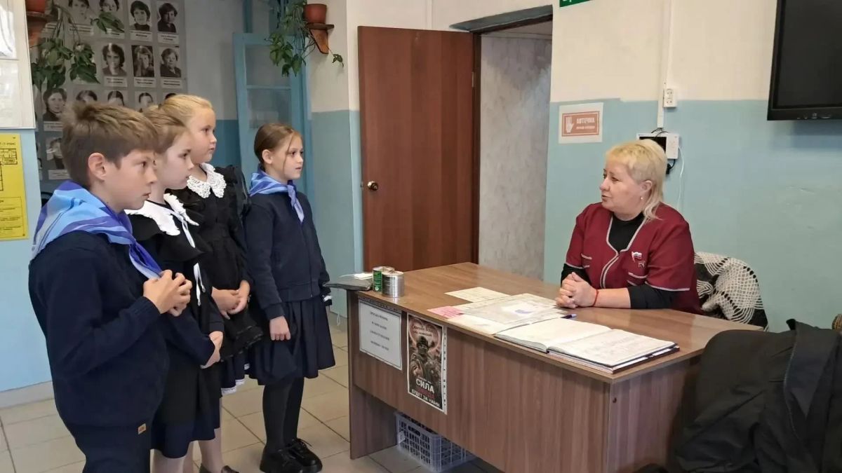 Ученики школы № 1 Слюдянки – участники программы «Орлята России» познакомились с мамой героя СВО и организовали сбор помощи для бойцов спецоперации Ученики школы № 1 Слюдянки – участники программы «Орлята России» познакомились с мамой героя СВО и организовали сбор помощи для бойцов спецоперации