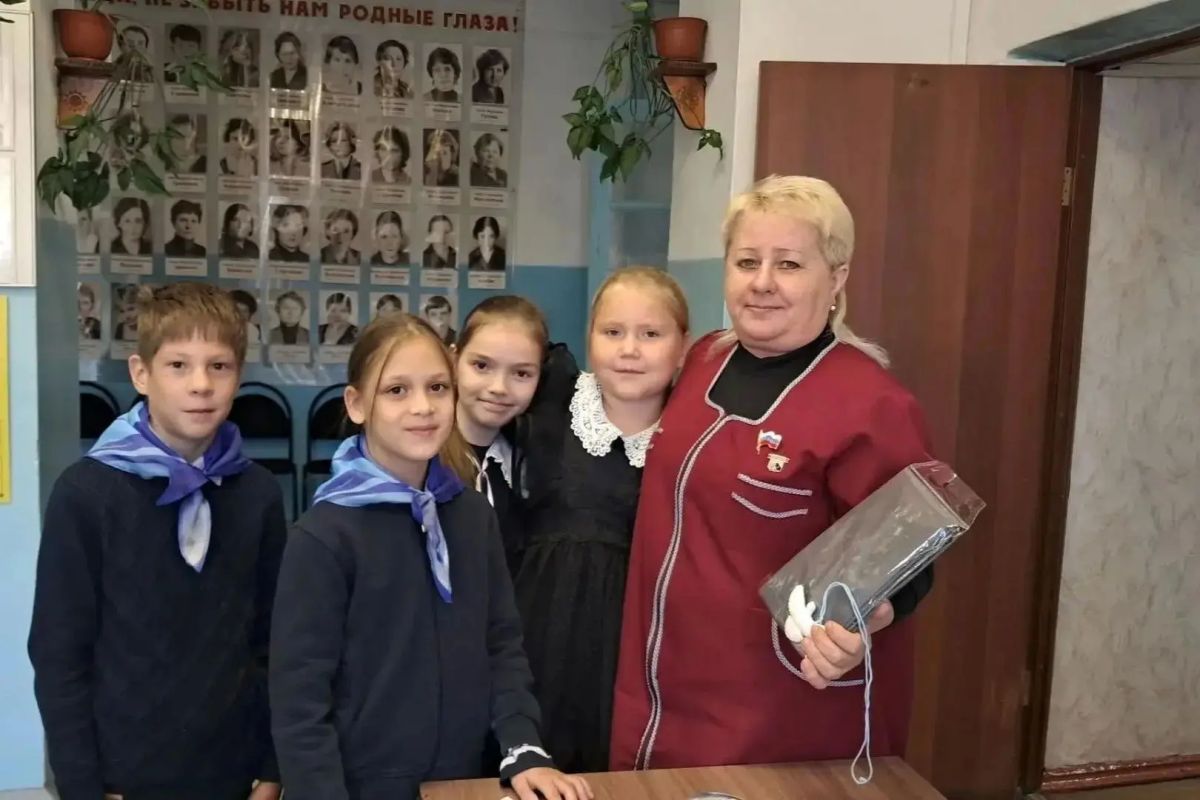 Ученики школы № 1 Слюдянки – участники программы «Орлята России» познакомились с мамой героя СВО и организовали сбор помощи для бойцов спецоперации
