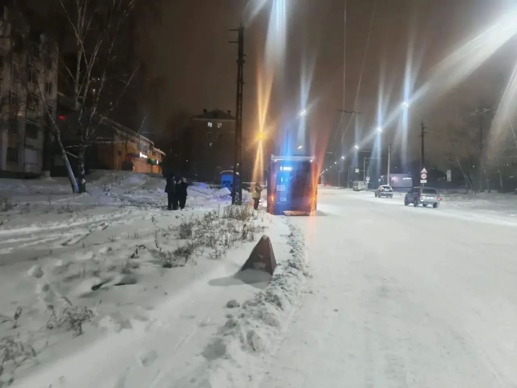 Госавтоинспекция Братска устанавливает обстоятельства дорожно-транспортного происшествия с участием общественного транспорта Госавтоинспекция Братска устанавливает обстоятельства дорожно-транспортного происшествия с участием общественного транспорта