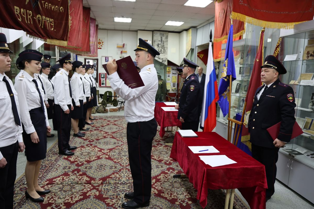В честь дня образования иркутской полиции молодые сотрудники приняли присягу