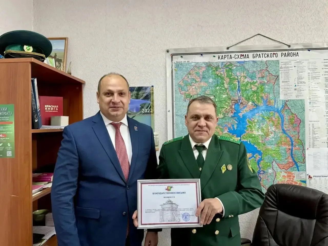 От всех братчан и от себя лично поблагодарил сотрудников службы по охране и использованию объектов животного мира и наших охотников за ту работу, которую они проводили в эту осень, реагируя на каждый сигнал о выходе медведя...