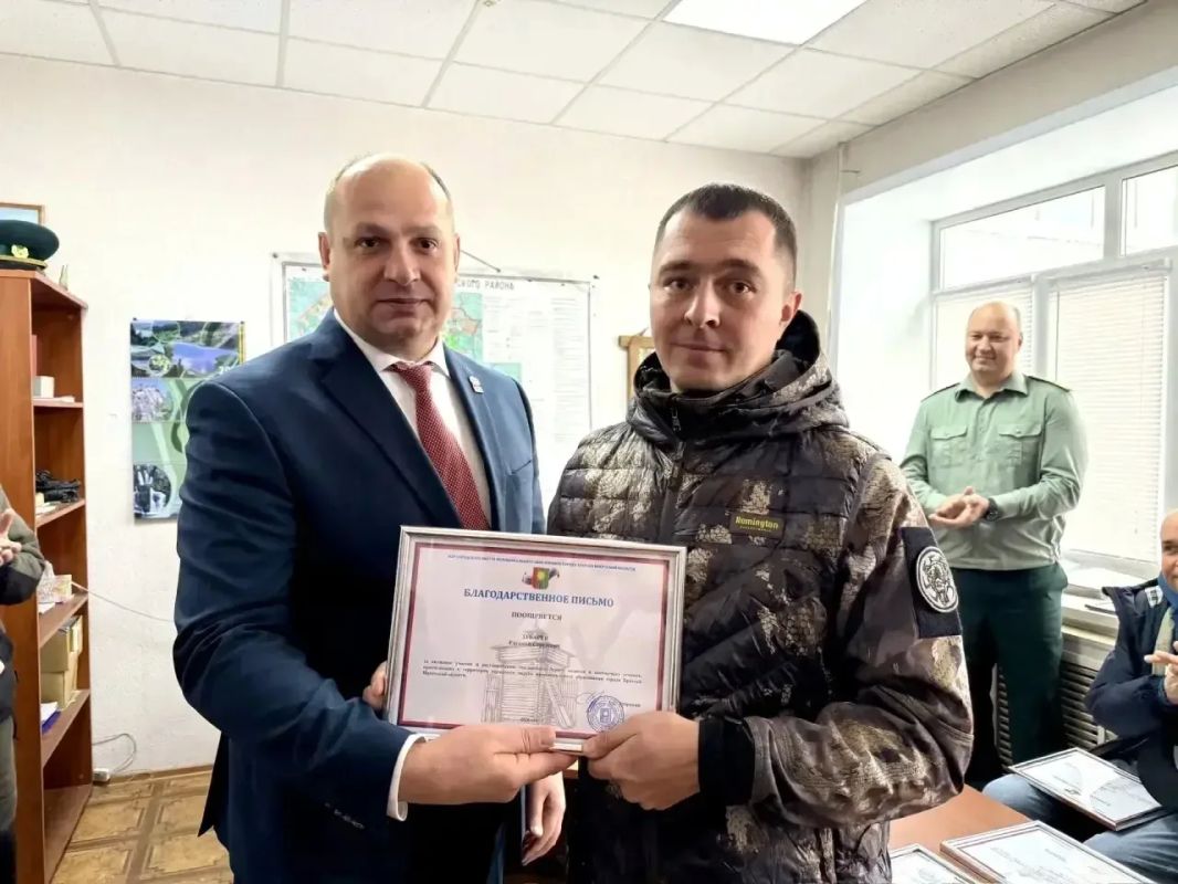 От всех братчан и от себя лично поблагодарил сотрудников службы по охране и использованию объектов животного мира и наших охотников за ту работу, которую они проводили в эту осень, реагируя на каждый сигнал о выходе медведя... От всех братчан и от себя лично поблагодарил сотрудников службы по охране и использованию объектов животного мира и наших охотников за ту работу, которую они проводили в эту осень, реагируя на каждый сигнал о выходе медведя...