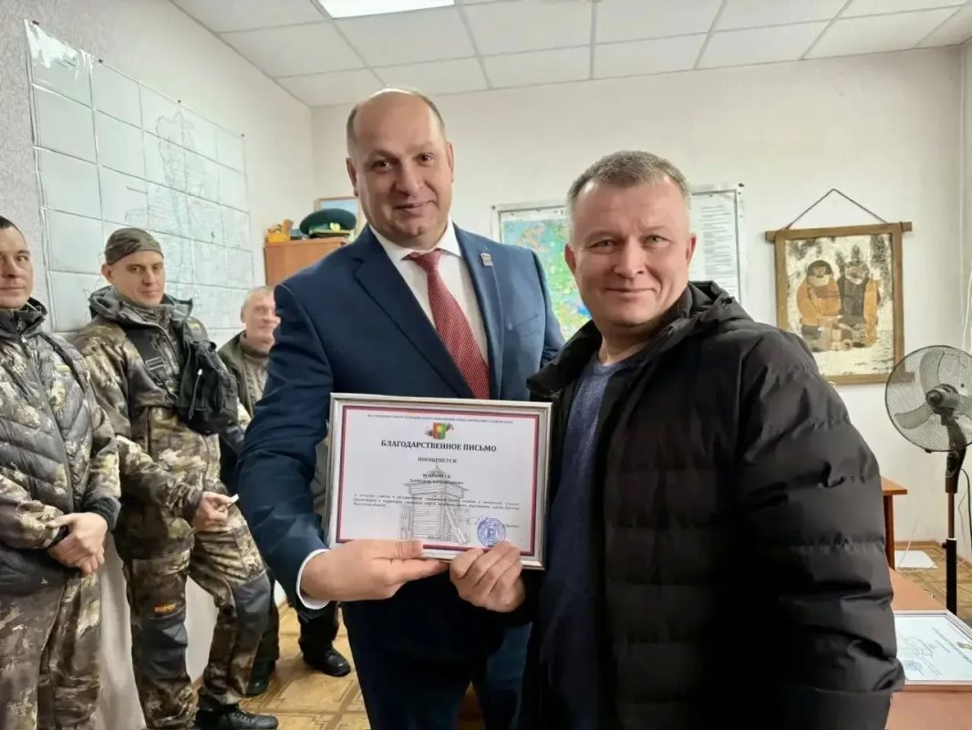 От всех братчан и от себя лично поблагодарил сотрудников службы по охране и использованию объектов животного мира и наших охотников за ту работу, которую они проводили в эту осень, реагируя на каждый сигнал о выходе медведя... От всех братчан и от себя лично поблагодарил сотрудников службы по охране и использованию объектов животного мира и наших охотников за ту работу, которую они проводили в эту осень, реагируя на каждый сигнал о выходе медведя...