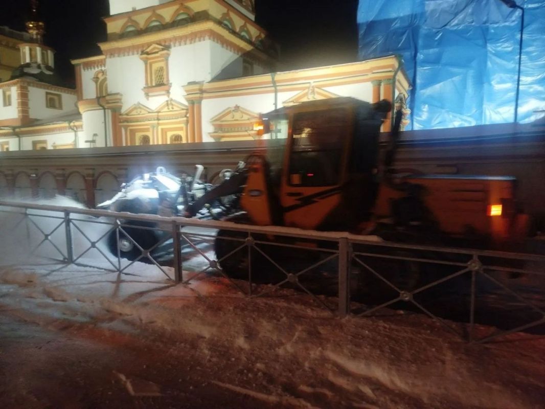 Город засыпает... На работу выходят дорожные службы Город засыпает... На работу выходят дорожные службы