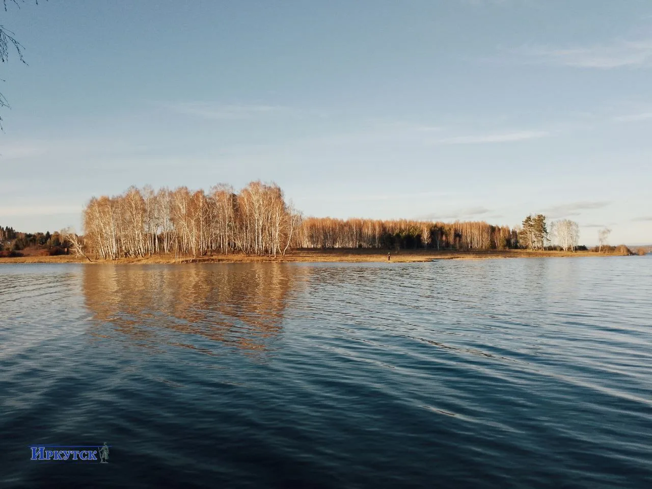 Прогуляемся у Ангары, но вдали от города — на фото берег Иркутского водохранилища близ деревни Новогрудинина за день до снегопада
