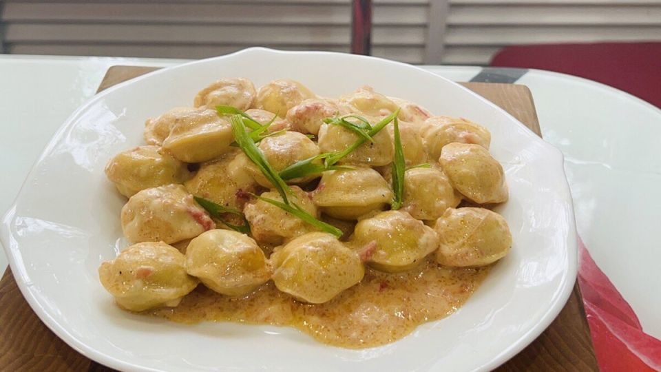 Пельмени на сковороде: сочетание вкуса и простоты в томатно-сырной заливке