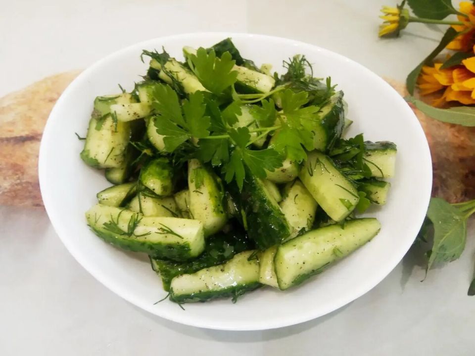 Летний салат: освежающий вкус огурцов и зелени