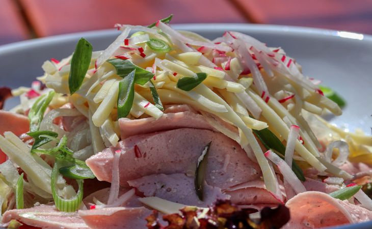 Изысканный салат из сыра: рецепт блюда, которое станет заменой «Оливье»