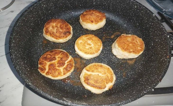 Как сделать так, чтобы сырники не опадали и не прилипали к сковороде: уловки хозяек