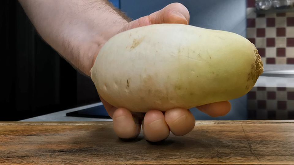 Вкусные зимние салаты из редьки: три рецепта, которые удивят ваш стол