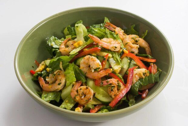 Креветки на гриле: идеальный салат для званого ужина