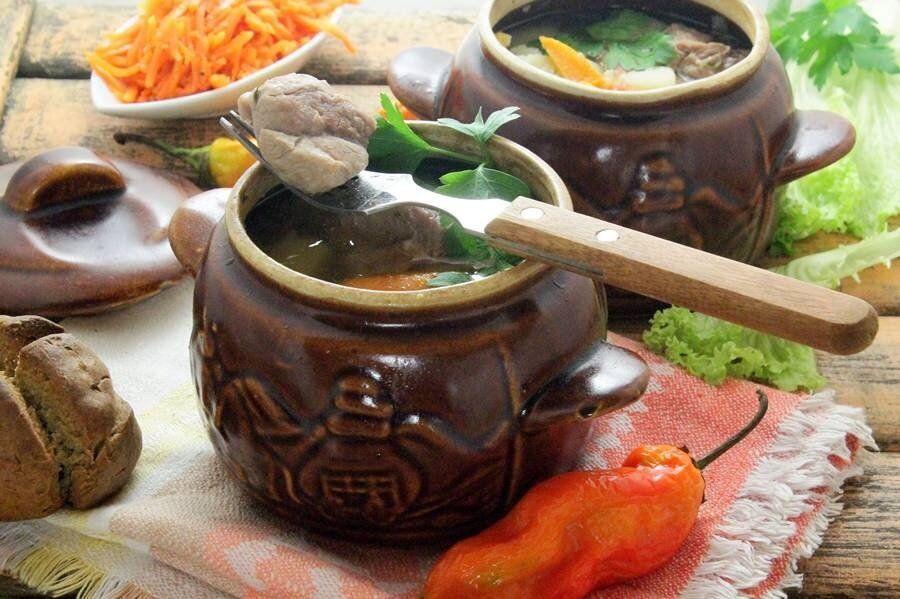 Непревзойденное жаркое из свинины в горшочках: уютное домашнее блюдо