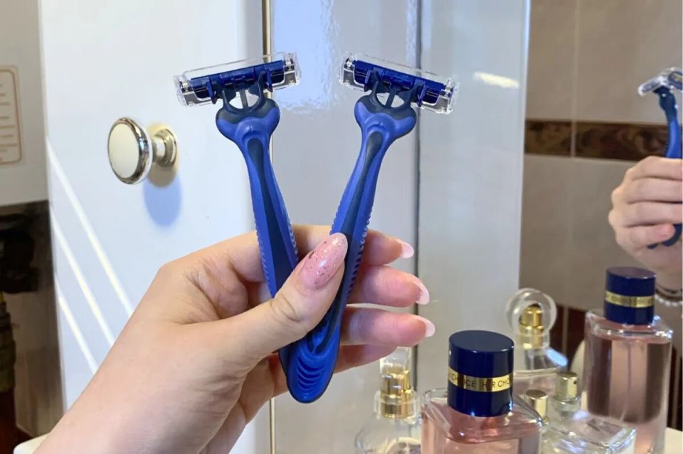 Почему хранение бритв в ванной может вызвать раздражение кожи